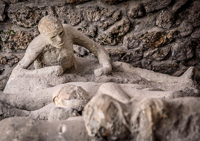 Khắp Pompeii là những con người như tượng tạc: Họ là người thật, bị tro bụi núi lửa làm "hóa đá" trong tích tắc khi đang ngủ, đang trong những tư thế sinh hoạt hàng ngày - Ảnh: HUMAN REMAINS