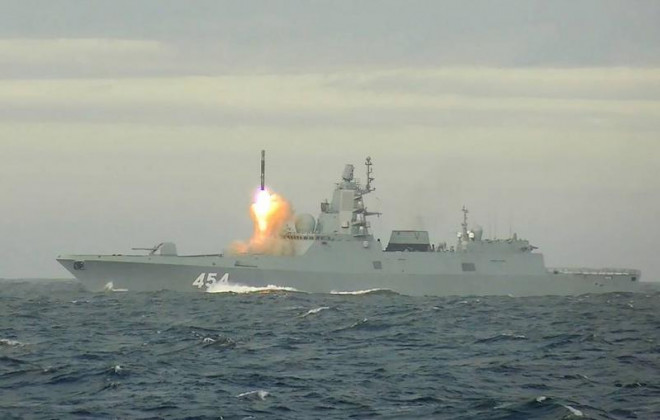 Tàu Đô đốc Gorshkov khai hỏa tên lửa. Ảnh: TASS