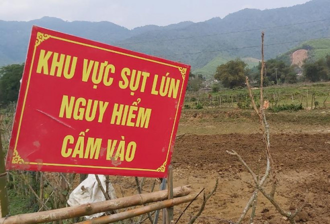 Các biển cảnh báo dựng lên nhiều nơi tại xã Châu Hồng tránh người dân rơi xuống "hố tử thần"