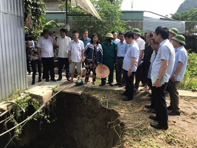 Đoàn công tác do ông Nguyễn Đức Trung, Chủ tịch UBND tỉnh Nghệ An, dẫn đầu lên kiểm tra tình trạng sụt lún tại xã Châu Hồng. Ảnh: Facebook