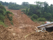 Tin tức trong ngày - Vụ sập tường nhà ở Vĩnh Phúc: &quot;Nhìn thấy cháu tôi lại không kìm được nước mắt&quot;