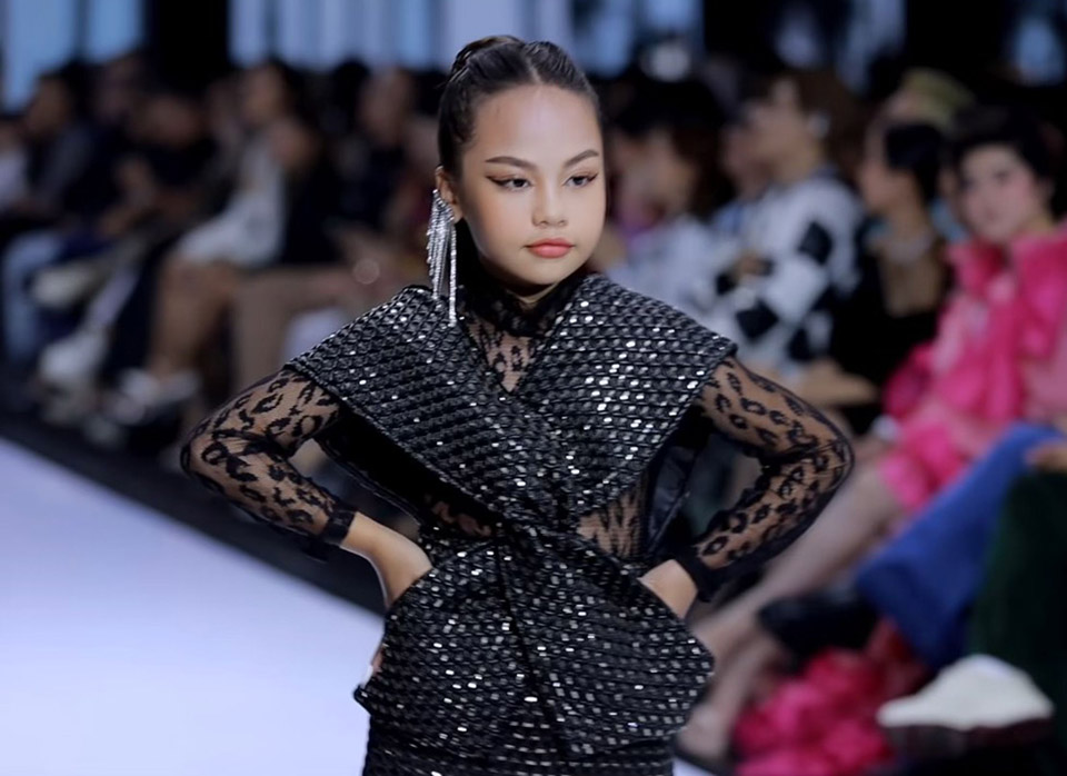 Hoa hậu nhí 9 tuổi diễn catwalk lấn át dàn chân dài Việt đình đám là ai? - 8