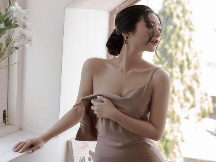 Học hot girl Nam Định mặc váy lụa quyến rũ