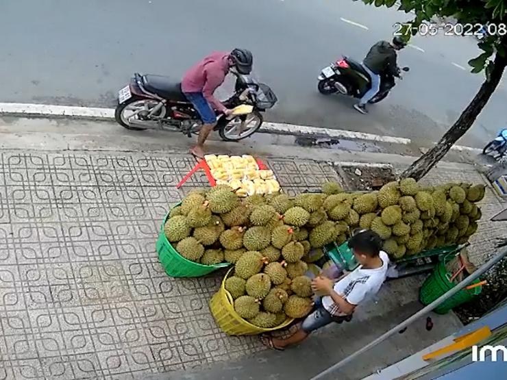 Clip: Sầu riêng tặc xuất hiện, chủ hàng đứng hình bất lực