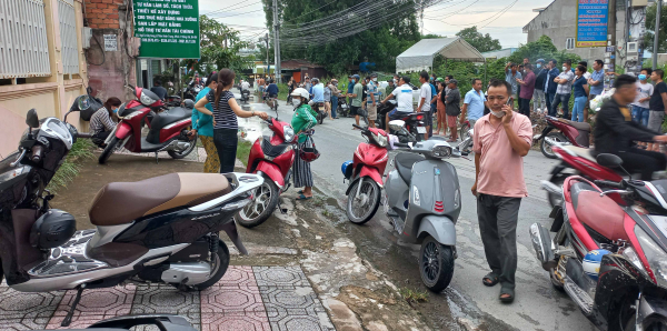 "Cò" đất và người dân hiếu kỳ tụ tập nghe ngóng vụ việc.&nbsp;