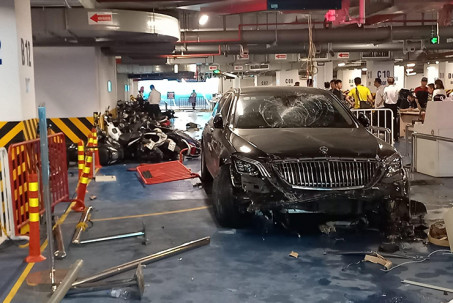 Mercedes-Maybach S560 mất lái lao vào hầm chung cư tông đổ loạt xe máy