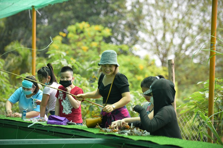 Cua câu được sẽ được khách hàng mang về hoặc nhờ chế biến luôn tại trang trại.