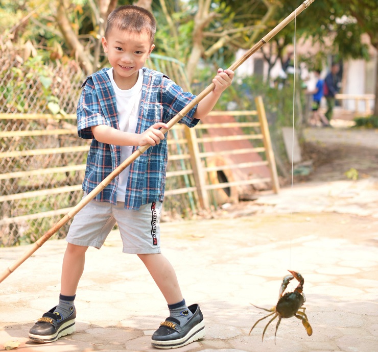 Ngoài nuôi cua, anh Cảnh còn mở dịch vụ câu cua tại trang trại cho khách thăm quan.