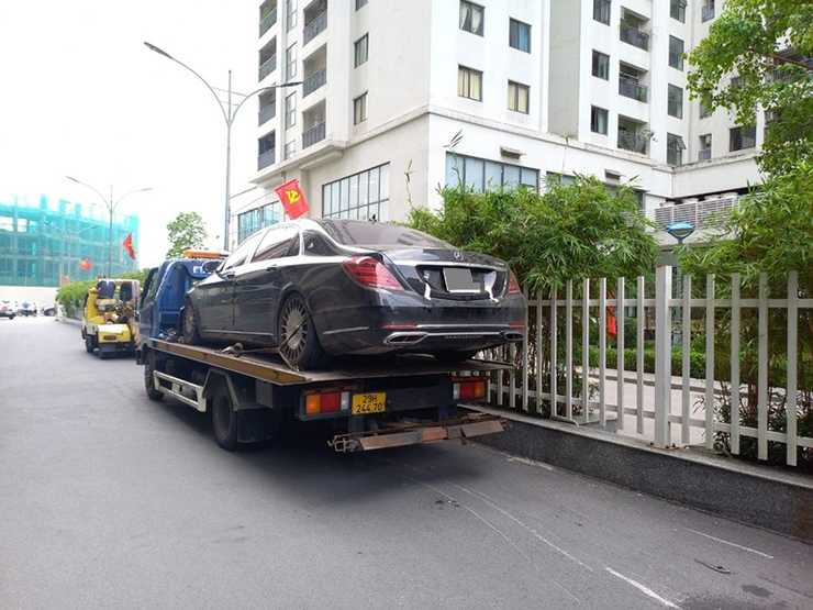 Mercedes-Maybach S560&nbsp;được đưa lên xe cứu hộ (Ảnh: Tiến Mạnh)