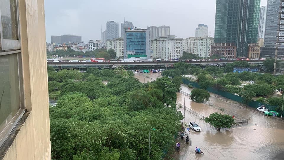 Vành đai 3 giao với Phạm Hùng hướng đi Cầu Giấy đường ngập sâu, các phương tiện&nbsp;di chuyển rất khó khăn