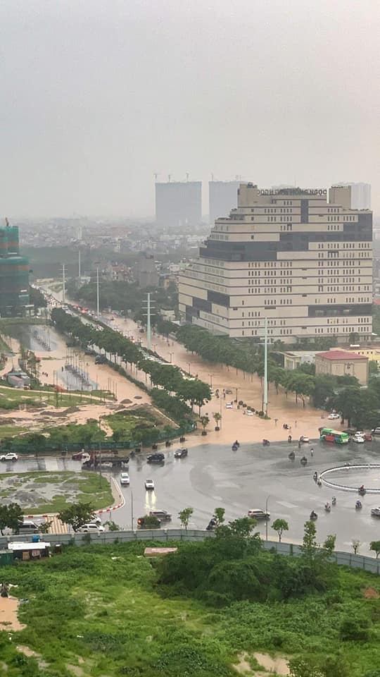 Đường Châu Văn Liêm (Nam Từ Liêm, Hà Nội) ngập úng cả một tuyến đường.&nbsp;(Ảnh: Ngô Đình Cường)