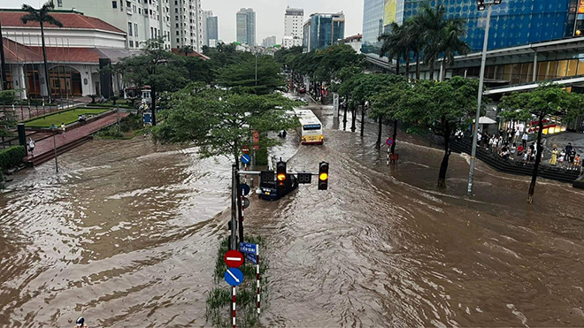 Phố biến thành “sông” sau cơn mưa như trút nước ở Hà Nội - 9