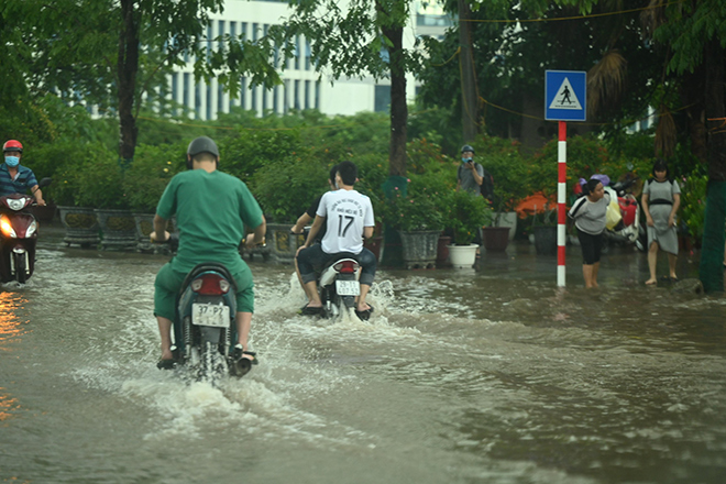 Các phương tiện di chuyển hết sức khó khăn qua vùng ngập