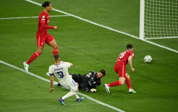 Benzema đưa bóng vào lưới Liverpool nhưng bị bắt việt vị đầy tranh cãi