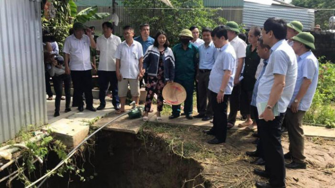 Chủ tịch UBND tỉnh Nghệ An Nguyễn Đức Trung kiểm tra hiện trường các hố tử thần và chỉ đạo nóng (Ảnh HN)