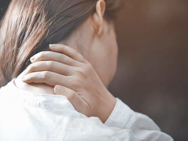 Ngồi làm việc không đúng tư thế dễ dẫn đến đau cổ gáy