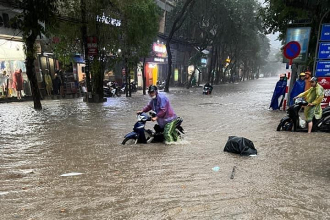 Nhiều khu vực của Hà Nội ngập nặng sau trận mưa lớn ngày 29/5. Ảnh Internet
