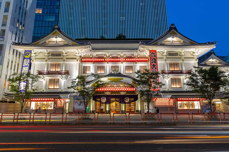 12. Nhà hát Kabuki-za

Tokyo là nơi có nhiều nhà hát tuyệt vời nhưng không nơi nào nổi tiếng bằng Nhà hát Kabuki-za lịch sử ở quận Ginza , nơi có các buổi biểu diễn Kabuki truyền thống.
