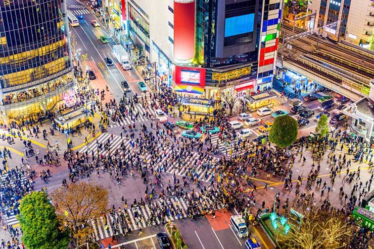 15. Shibuya

Giao lộ sầm uất nhất thế giới này lúc nào cũng ngập tràn trong các biển hiệu quảng cáo điện tử. Vào lúc cao điểm, người ta cho rằng có khoảng 3.000 người băng qua ngã 5 này cùng một lúc. Con số này thực sự đáng kinh ngạc.
