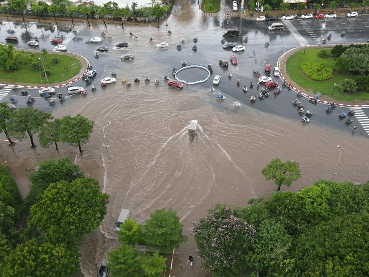 Phố biến thành “sông” sau cơn mưa như trút nước ở Hà Nội