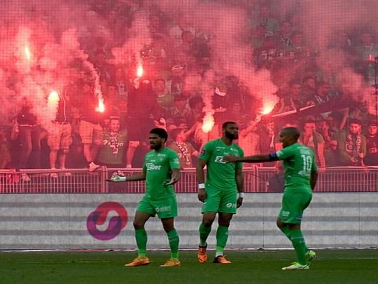 Xấu xí ở Ligue 1: “Quỷ xanh” xuống hạng, CĐV ném mưa pháo sáng vào đối thủ