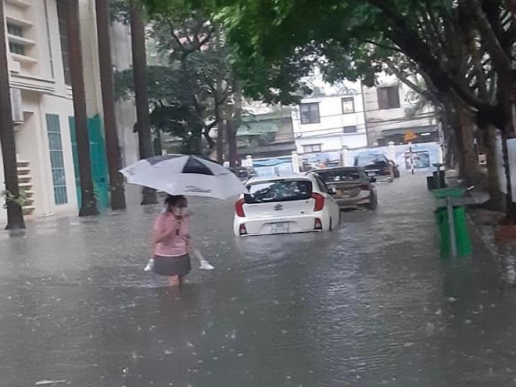 Nguyên nhân khiến Hà Nội mưa lớn, ngập tứ bề, phố biến thành “sông”