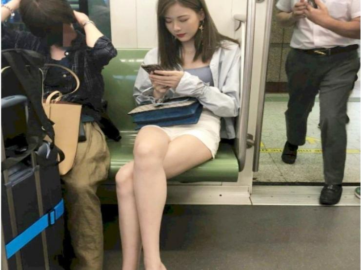 Người đẹp cao 1m75 diện quần ngắn lên tàu điện ngầm khoe đôi chân nuột nà