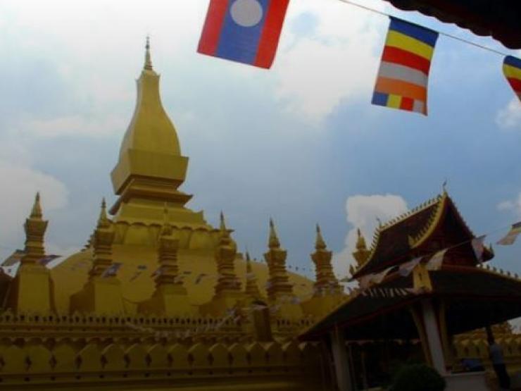 Ngôi chùa nổi tiếng nào được in hình lên quốc huy của Lào?