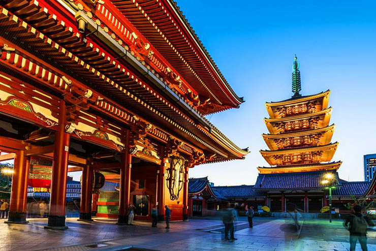 4. Chùa Senso

Điểm nổi bật của ngôi chùa này là cổng Kaminari với những chiếc đèn lồng giấy đỏ cao 3,3m. Nơi này được mọi người tin tưởng tới cầu nguyện cho sức khỏe của mình. Bạn sẽ thấy nhiều người khum tay quanh làn khói rồi áp lên các phần cơ thể cần chữa bệnh.
