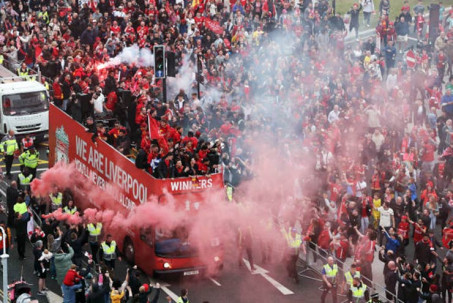 Liverpool hụt Cúp C1 vẫn diễu hành mừng cú đúp danh hiệu, "nhuộm đỏ" thành phố