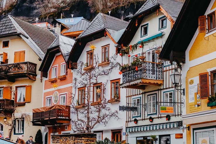 6. Khi gần đến Hallstatt, anh phấn khích trước những hồ nước trong xanh, ngọn núi đá xám xịt và bầu không khí trong lành của nơi này.
