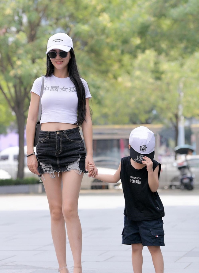 Người đẹp này mặc trang phục đôi với con trai gồm áo phông với quần short và một chiếc mũ lưỡi chai.
