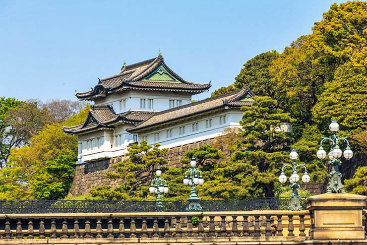 8. Hoàng cung

Điểm thu hút chính của quận Marunouchi ở Tokyo là Cung điện Hoàng gia được bao quanh bởi các bức tường và con hào. Nơi này vẫn còn được sử dụng bởi các gia đình Hoàng gia Nhật Bản.
