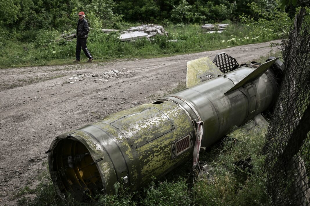 Xác tên lửa ở Donbass (ảnh: CNN)