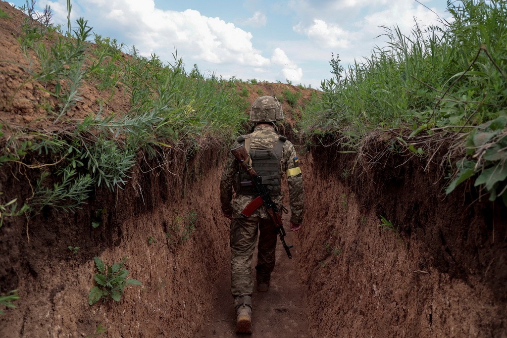 Binh sĩ Ukraine trong chiến hào ở Donbass (ảnh: CNN)