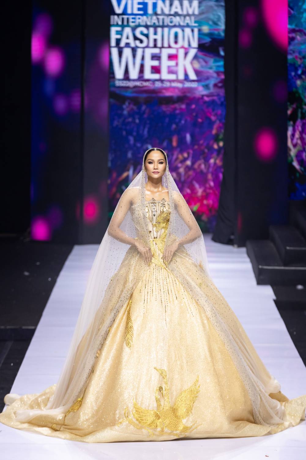 H'Hen Niê và chiếc váy dạ hội đính 3.000 viên đá ở chung kết HHHV – LinhSan  Couture