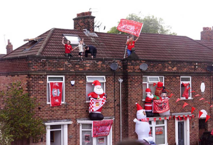 Trên các mái nhà là rất nhiều cờ quạt, băng rôn Liverpool được các fan treo