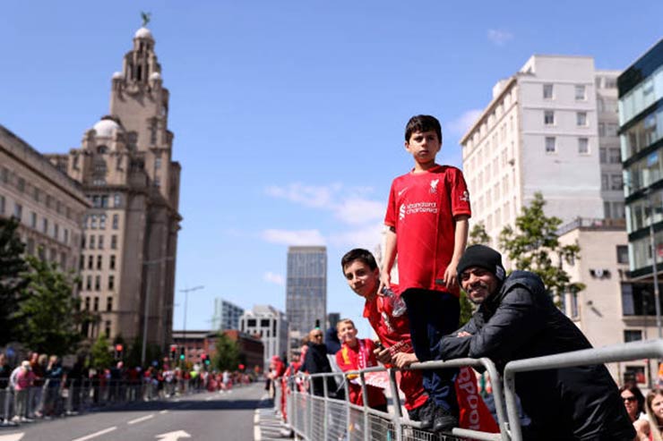 Dù thất vọng với kết quả trận chung kết Champions League, fan Liverpool vẫn tập trung rất đông ngóng chờ lễ diễu hành của CLB sau 2 chức vô địch FA Cup &amp; League Cup