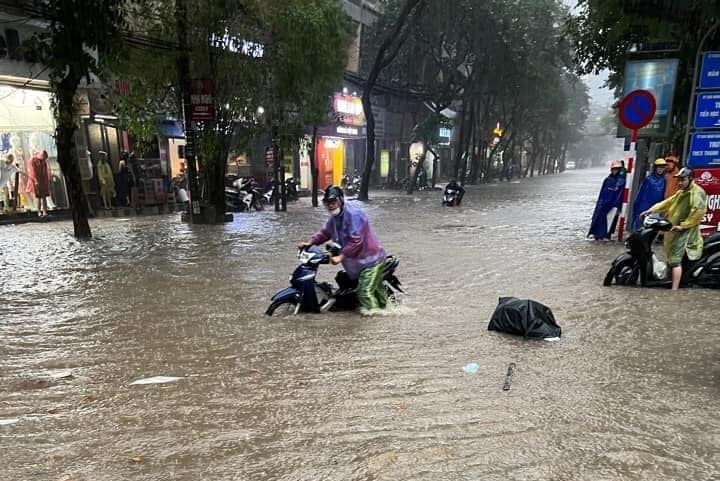 Mưa lớn khiến nhiều nơi ở Hà Nội xảy ra ngập úng cục bộ