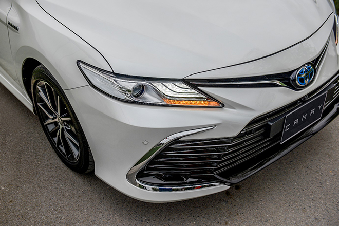 Camry 2.5 HEV là mẫu xe đầu tiên trong phân khúc sedan hạng D sử dụng động cơ hybrid