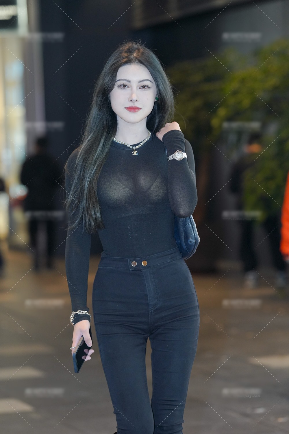 Người đẹp Trung Quốc diện thiết kế áo ôm sát kết hợp với skinny jean.