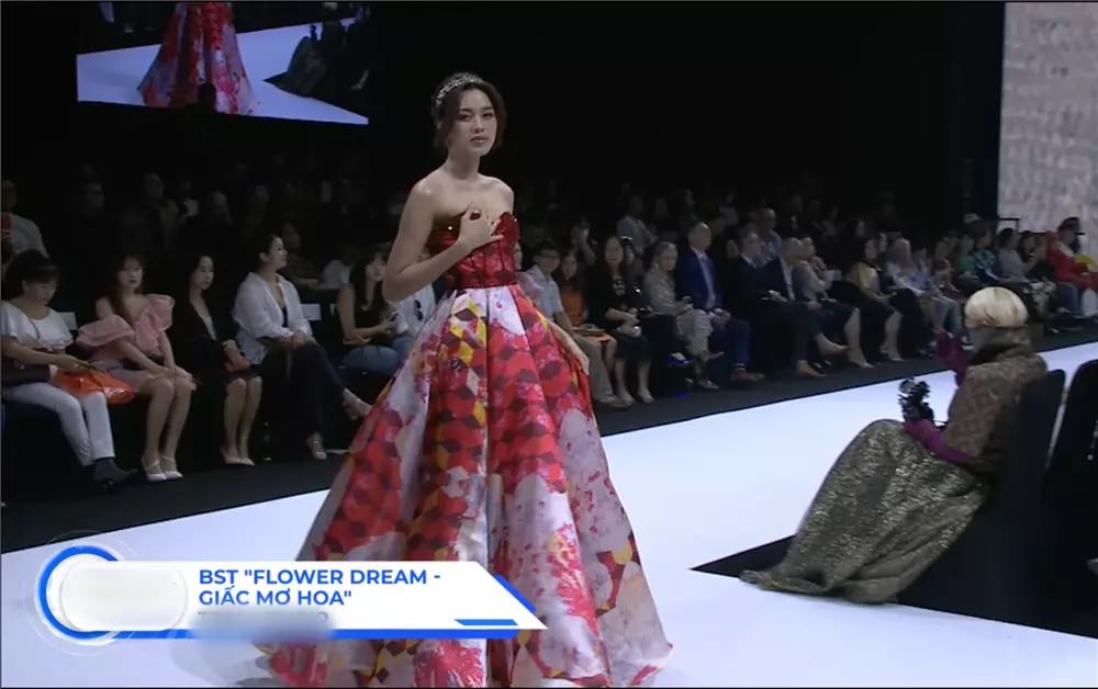 Đỗ Thị Hà gặp sự cố tụt váy trên sàn catwalk khi xuất hiện trong vai trò first face cho một bộ sưu tập thời trang tại Tuần lễ Thời trang Quốc tế Việt Nam 2022.