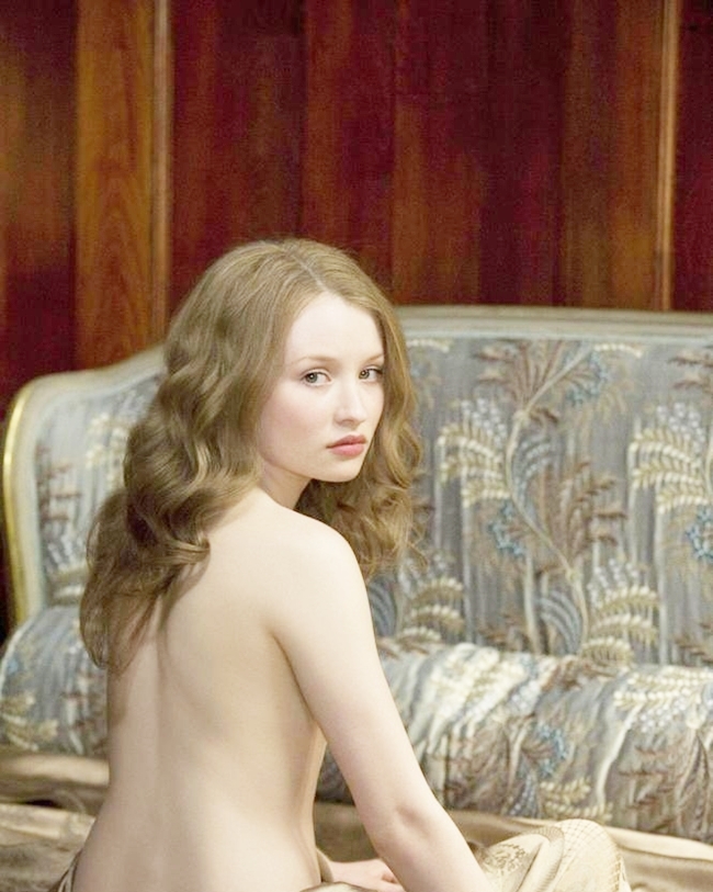 Cựu sao nhí Emily Browning từng gây chú ý khi đóng cảnh khỏa thân trong phim Sleeping Beauty (2011). Phim được coi là phiên bản 18+ của tiểu thuyết Người đẹp ngủ trong rừng.&nbsp;Do có cảnh nóng trải dài từ đầu tới cuối phim, Sleeping Beauty được chiếu giới hạn ở Mỹ và gây ra nhiều tranh cãi trên thế giới.&nbsp;
