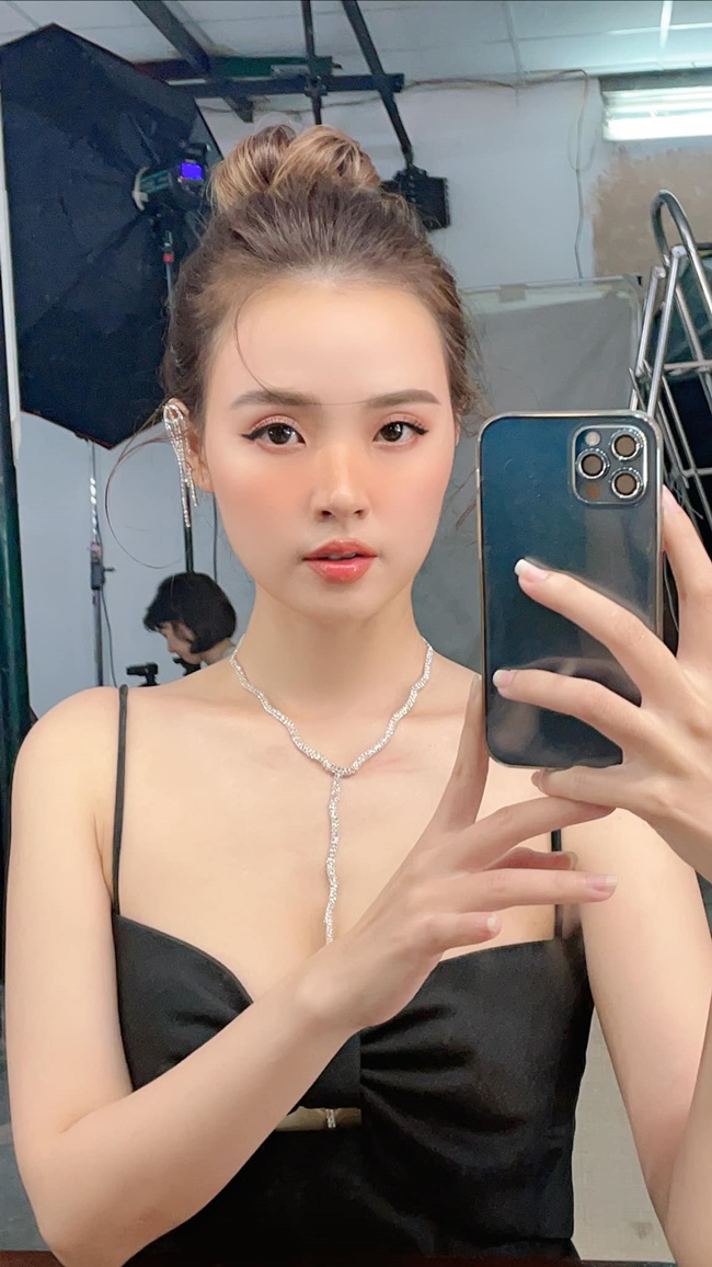 Mỗi lần khoe ảnh selfie, Midu lại khiến mạng xã hội &#34;dậy sóng&#34; vì vẻ đẹp ngây thơ như thuở mới 20.
