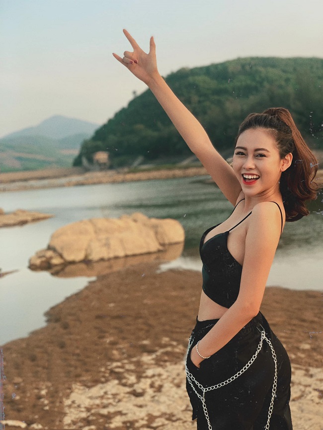 Cô cũng biết cách lựa chọn trang phục tôn dáng, thường xuyên diện áo croptop khoe vòng eo cùng cơ bụng săn chắc.&nbsp;
