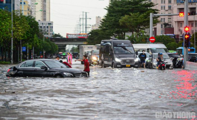 Trận mưa lớn đêm qua nhưng sáng nay nước trên các tuyến đường đã rút, đảm bảo ATGT cho đi lại - Ảnh minh hoạ