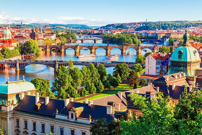 Praha, Cộng hòa Séc: Thủ đô của Cộng hòa Séc còn được gọi là “thành phố của một trăm ngọn tháp” bởi sự hiện diện của rất nhiều nhà thờ trong thành phố. Do không bị tàn phá bởi bom đạn trong Chiến tranh Thế giới thứ 2 nên Praha vẫn giữ được cái hồn riêng của một thành phố với hàng loạt công trình kiến ​​trúc ấn tượng từ thời Trung cổ.
