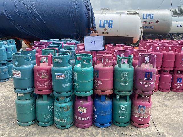 Lực lượng Công an đã thu giữ gần 300 bình gas loại 12kg và nhiều tang vật khác.