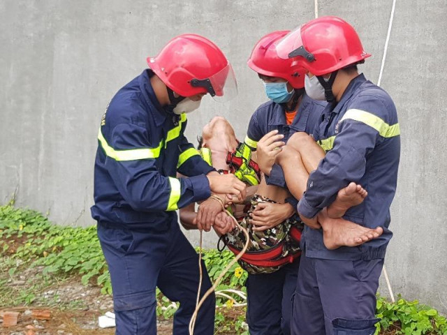 Nghi ngáo đá cầm thanh sắt leo lên nóc nhà la hét