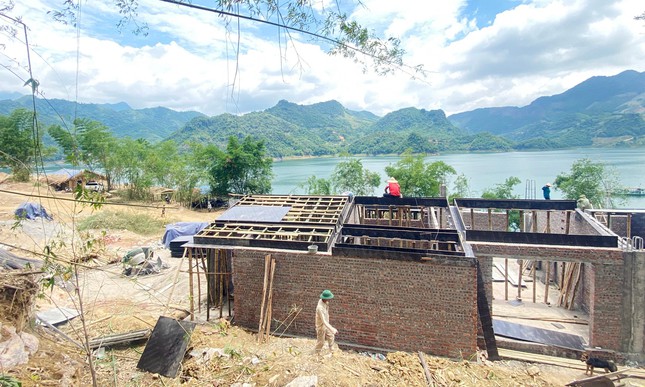 Trong vai khách hàng có nhu cầu mua biệt thự để đầu tư tại dự án Takara Hòa Bình Resort, PV được môi giới tên V. cho biết, dự án đang mở bán đợt 1 gồm 80 căn biệt thự với diện tích từ 300-600m2. Đến nay đã bán gần hết, chỉ còn vài căn. Giá từ 17-21 triệu đồng/m2 (dao động từ 5 – đến 9 tỷ đồng, tùy diện tích và vị trí).